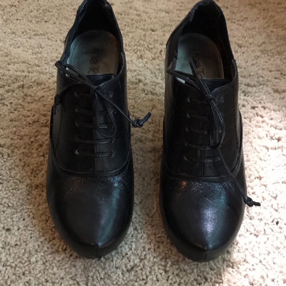 Me Too black 4” heeled black leather shoes